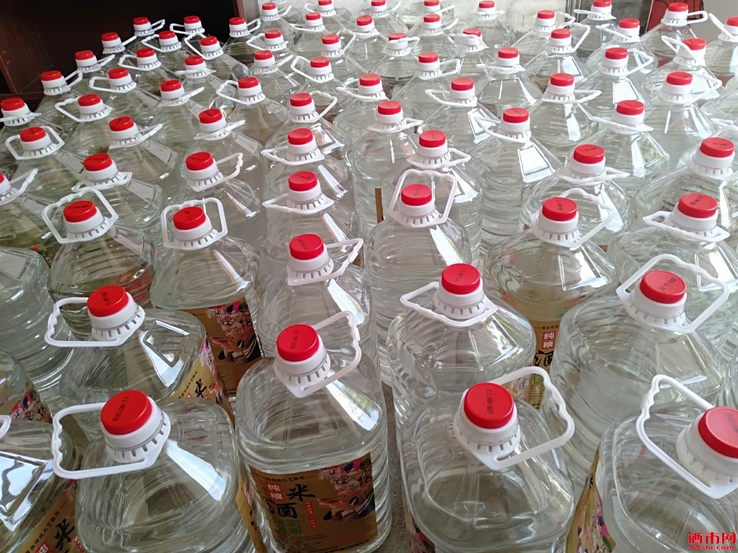 纯粮酒加水会变色吗?，纯粮白酒加水变白